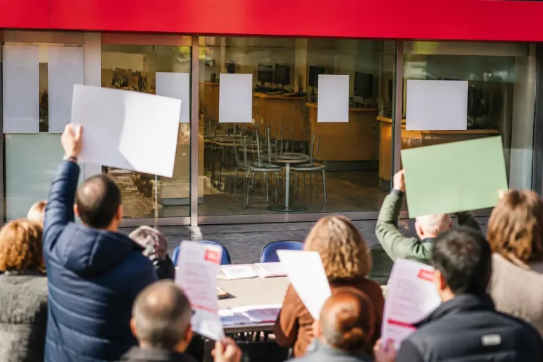 Santander: sindicatos reclaman mejores indemnizaciones y garantías en el plan de bajas del banco