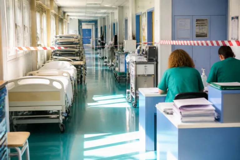 Satse alerta del cierre de 280 camas este verano en los hospitales de Cádiz