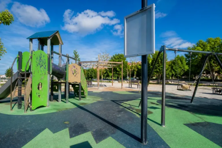 Segovia exige mantenimiento y sombra en los parques infantiles tras inversiones recientes