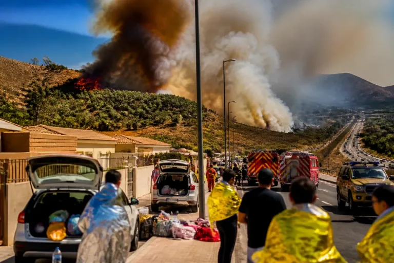 Seis muertos y evacuaciones en el Levante de Almería tras un incendio que obliga a subir a fase de emergencia