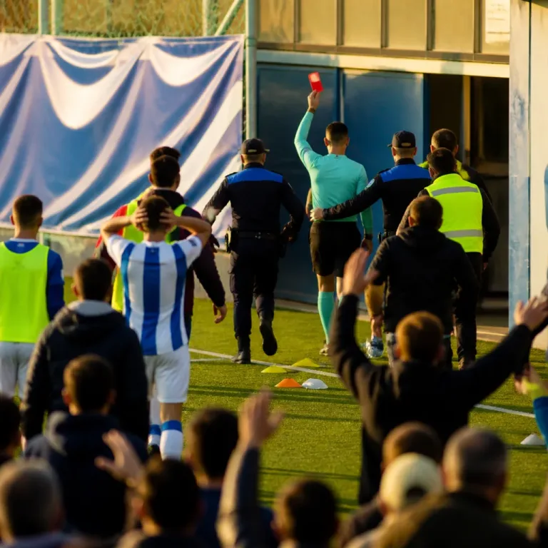 Un árbitro, escoltado para salir del campo tras ser acosado por su condición de ertzaina en la Donosti Cup