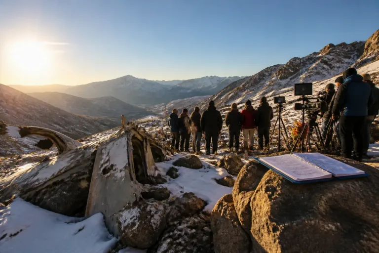 Bayona reúne a supervivientes y actores en una docuserie que mira cinco décadas tras la tragedia de los Andes