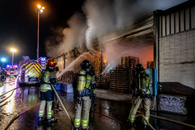 Incendio en un horno industrial del polígono de Güímar obliga a activar varios parques de bomberos
