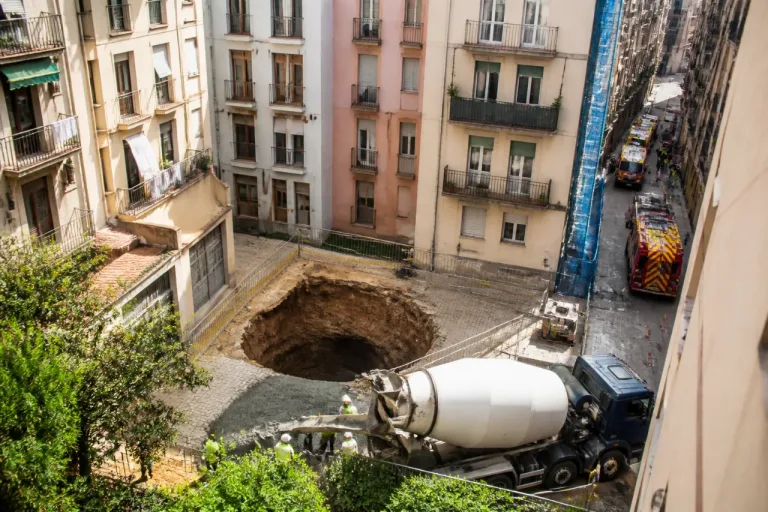 Un socavón de 8 metros en obras de la L9 obliga a desalojar cinco fincas en Barcelona