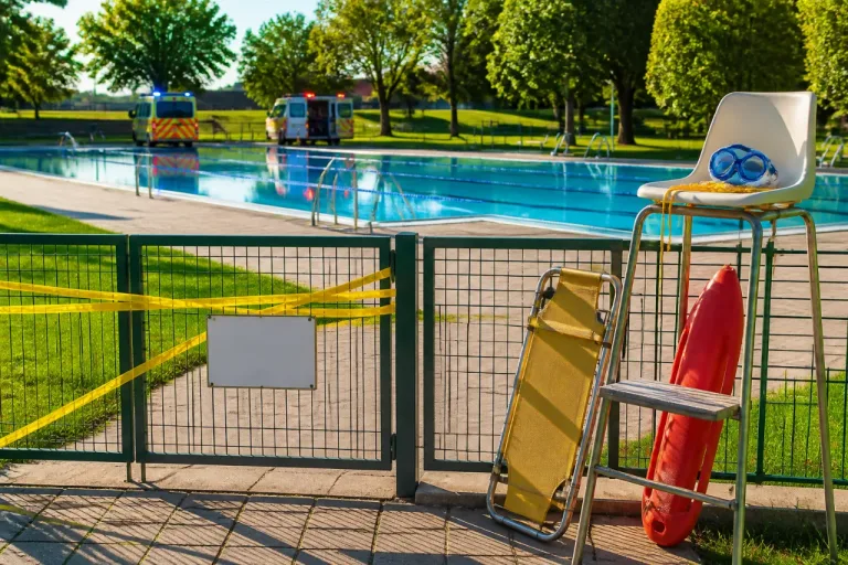 Fallece una mujer en la piscina municipal de Mislata; el consistorio cierra el recinto