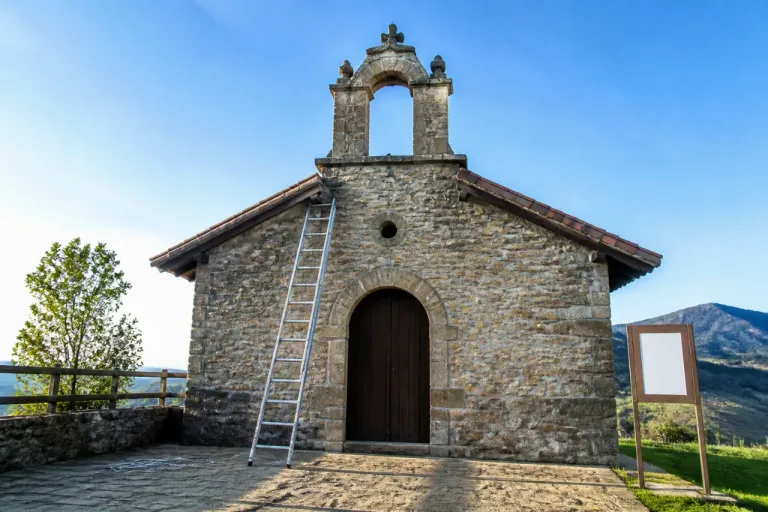 Sustraen la campana de bronce de la ermita de San Lorenzo en Zestoa