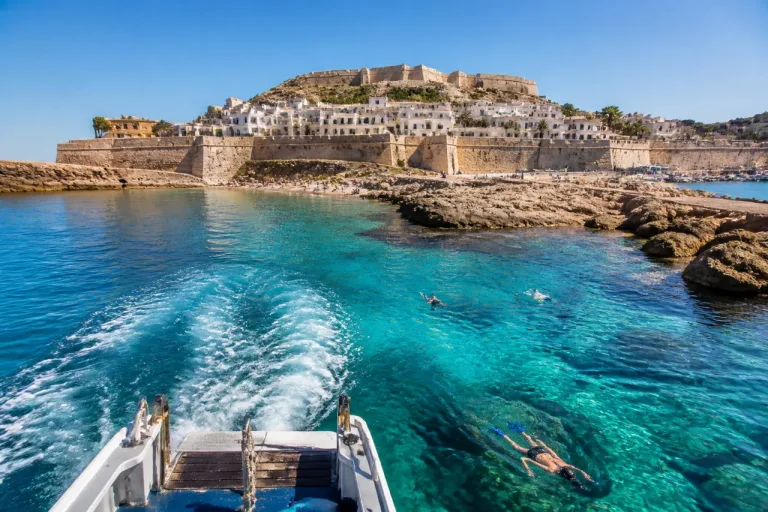 Tabarca redobla su atractivo estival: playas protegidas, casco histórico y gastronomía junto a Santa Pola