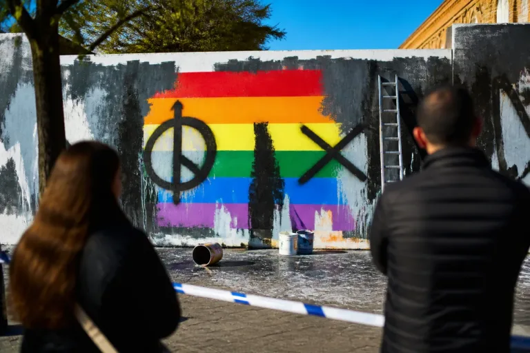 Talavera de la Reina vuelve a sufrir un ataque vandálico contra el mural LGTBI