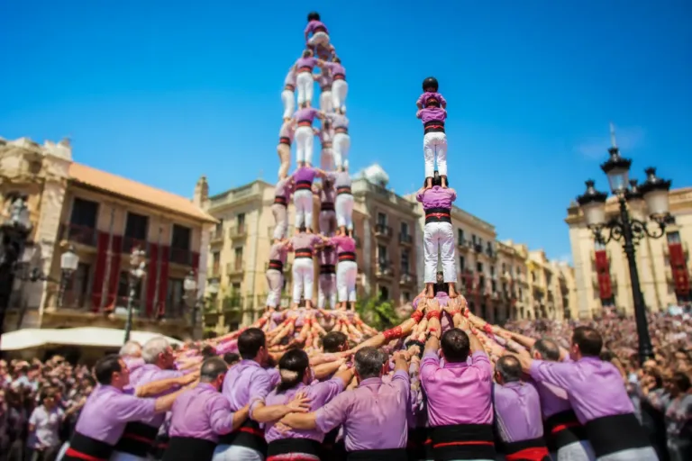 Terrassa celebra la Fiesta Major: los Minyons descargan la torre de nueve y estrenan el cuatro de nueve