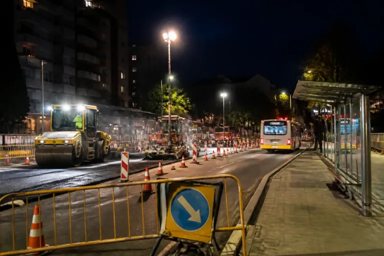 Terrassa cierra de noche un acceso a los polígonos y altera líneas por obras de asfaltado