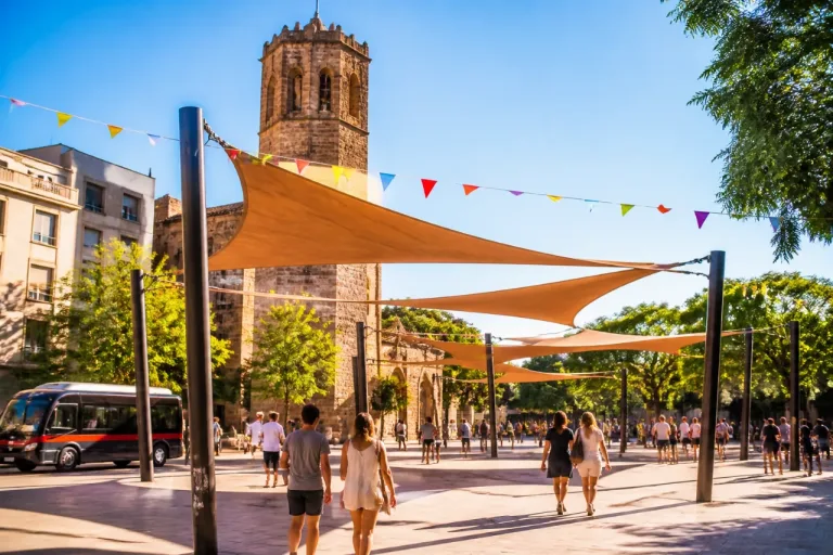Terrassa instala una lona desmontable para crear sombra en la Torre del Palau