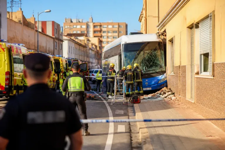 Un autobús urbano se sale de la vía y choca contra una vivienda en Cartagena: ocho heridos