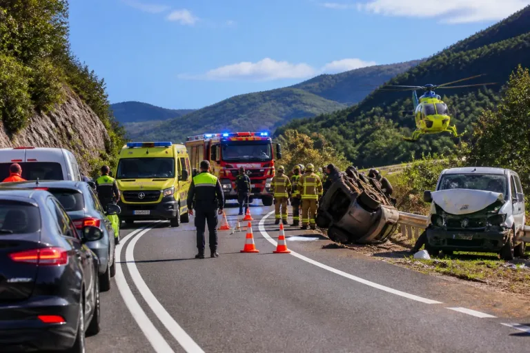 Un choque frontal en la N-260 deja un herido crítico y obliga a cortar la carretera