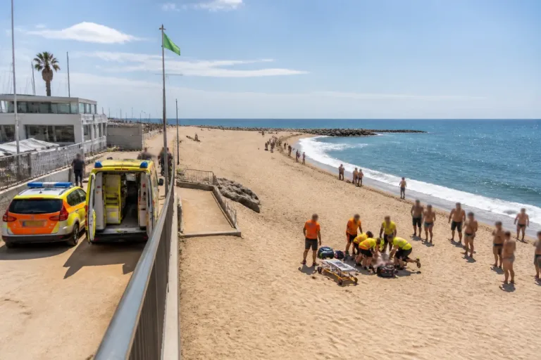 Un menor en estado crítico tras ser rescatado en la playa dels Pescadors de Badalona