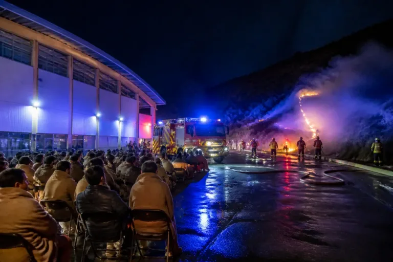 Un millar de personas desalojadas por el incendio activo en Benahavís; perímetro controlado en más del 60%