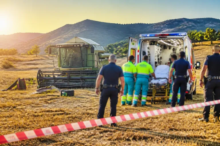 Un trabajador de 57 años trasladado en UVI tras caer de una cosechadora en Peña Hueva