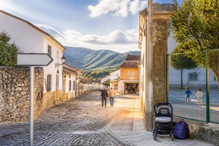 Una familia elige Malpartida de Plasencia por la tranquilidad y la cercanía de servicios