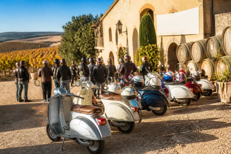Una veintena de vespistas recorren la Milla de Oro del Vino en una jornada de enoturismo