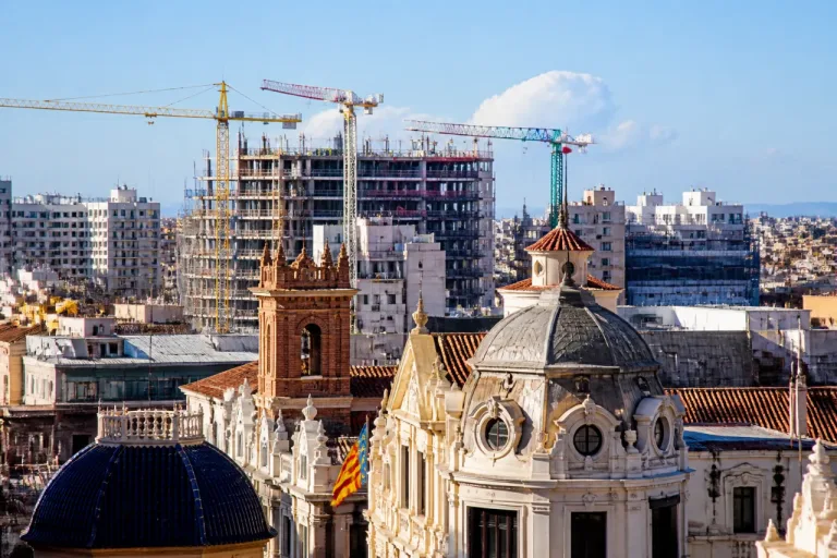 Valencia dispara las licencias de obra nueva en 2026 mientras cae el peso de la VPO