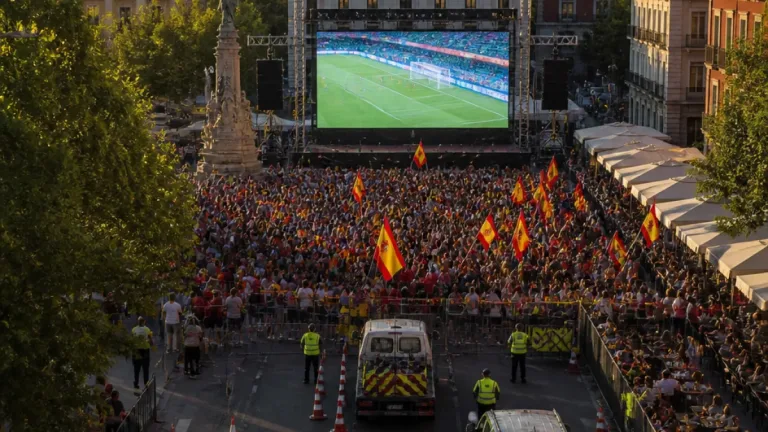 Valladolid reúne a miles en la plaza de Zorrilla para ver a España y prepara nueva pantalla para las semifinales