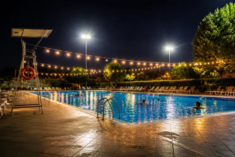 Varias localidades de Jaén amplían horarios y ofrecen baños nocturnos durante el verano