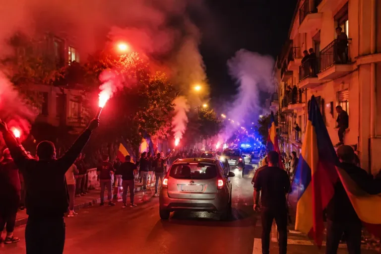 Vecinos de Murcia alertan por celebraciones que cortan la calle tras la victoria de Marruecos