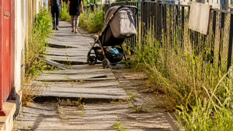 Vecinos de Ourense denuncian aceras rotas y maleza que impide el paso en varios barrios