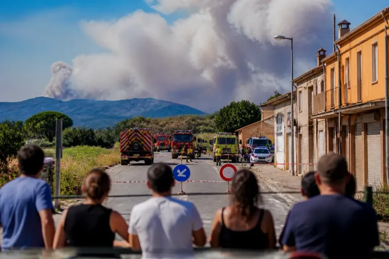 Veinte municipios de Girona siguen en riesgo extremo por el incendio de la Bisbal