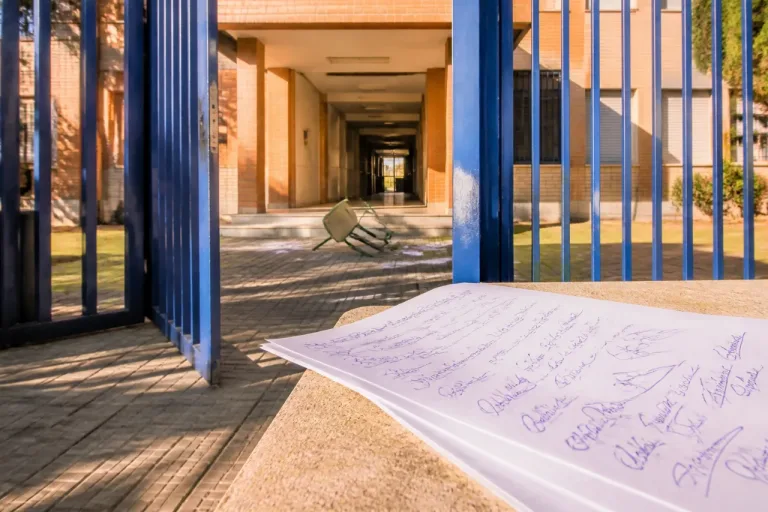 Vélez-Málaga: 78 docentes del IES Reyes Católicos alertan de violencia y piden amparo a la Junta