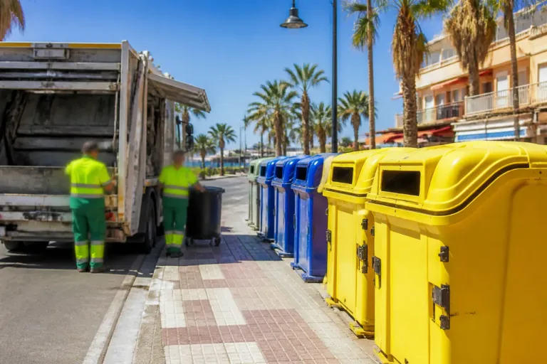 Vélez-Málaga refuerza la recogida selectiva: el contenedor amarillo pasará a recogerse a diario