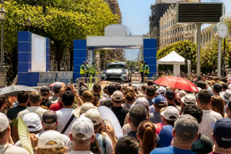 Vigo da el banderazo al 59º Rallye Rías Baixas con gran afluencia pese al calor