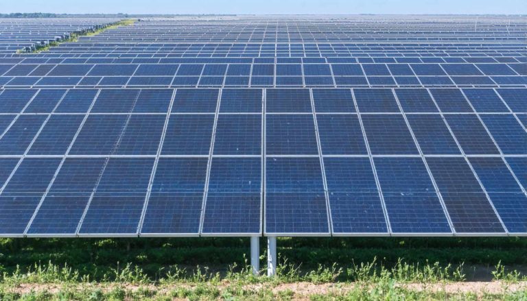 Ta ogromna sončna elektrarna spreminja energetsko krajino Indiane.
